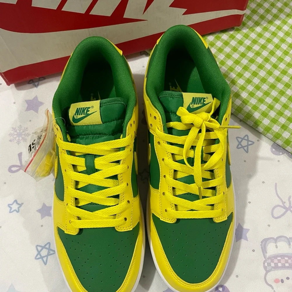 Nike Low-Top Sneakers in Yellow & Green